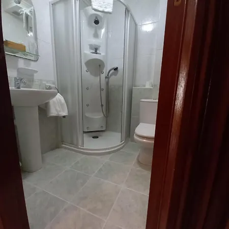 Restaurante Oviedo מלון לוארקה