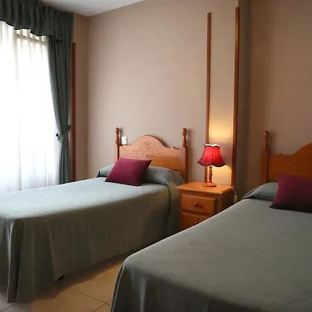 Restaurante Oviedo لواركا